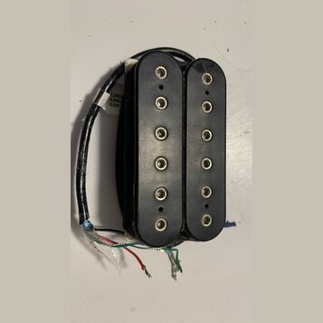 Černý humbucker s dvěma řadami šesti viditelných pólů. Nástroj má plastový kryt a připojovací kabely v červené, bílé, zelené a černé barvě. Povrch pl…