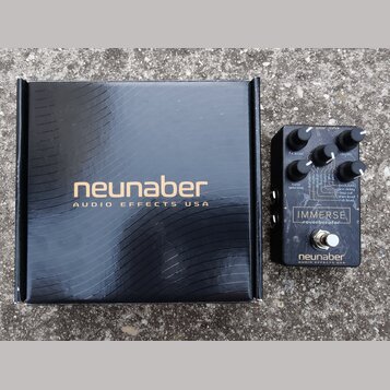 Černý efekt pedál s nápisem IMMERSE reverberator a logem neunaber AUDIO EFFECTS USA. Zařízení má čtyři ovládací knoflíky, několik přepínačů a jeden s…