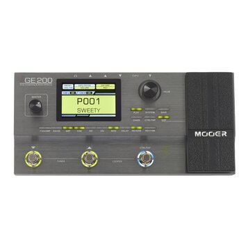 Stříbrný kytarový procesor s nápisem GE 200 Amp modelling & Multi Effects. Zařízení obsahuje displej s textem P001 SWEETY, několik ovládacích knoflík…