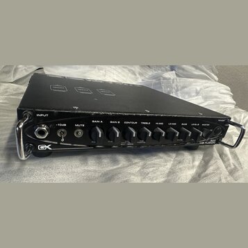 Černý rackový zesilovač značky GK s nápisem MB FUSION a označením 800. Přední panel obsahuje vstupy INPUT, přepínače -10dB a MUTE a řadu ovládacích k…