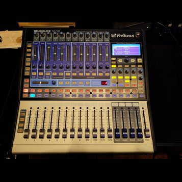 Digitální mixážní pult PreSonus STUDIOLIVE 16.0.2 v černé a stříbrné barvě. Horní část obsahuje modré ovládací panely s nápisy jako Compressor, Limit…