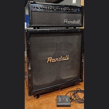 Černý kytarový stack značky Randall skládající se z komba a reproduktorové skříně. Horní jednotka nese nápisy KH-120, THE 100 WATTS GUITAR AMPLIFIER…