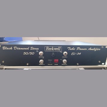 Černý rackový koncový stupeň s bílými nápisy. Na předním panelu jsou texty Black Diamond Stereo, Rockwell POWER OF SOUND, Tube Power Amlifier, 50/50…
