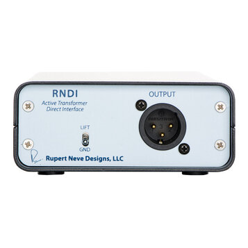 Bílá DI box s černým rámem a nápisy modrou barvou. Na zařízení jsou texty RNDI, Active Transformer Direct Interface a Rupert Neve Designs, LLC. Vprav…