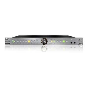 Stříbrný rackový monitor kontroler s nápisy SATORI, Mastering Grade Monitor Controller a logem Antelope. Přední panel obsahuje sekce INPUT SELECT a M…