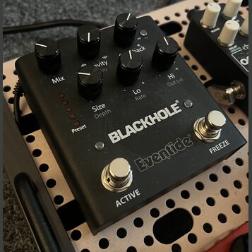 Černý efekt pedál s nápisy BLACKHOLE® a Eventide®. Na horní straně se nachází šest ovládacích knoflíků s popisky Mix, Size Depth, Hi Out Lvl, Lo Rate…