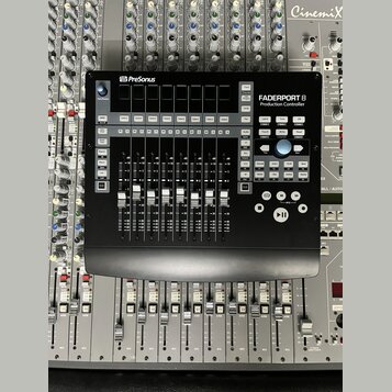 Černý kontrolér PreSonus FADERPORT 8 Production Controller. Zařízení obsahuje osm posuvníků, řadu tlačítek a ovládací kolečko s tlačítkem přehrávání/…