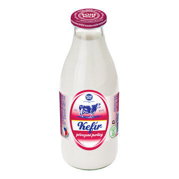 Na fotografii je průhledná plastová láhev s bílou tekutinou a červeným víčkem. Štítky nesou značku BOHE MILK a nápisy MLÉKÁRNA OPOČNO 1936, Kefír a p…