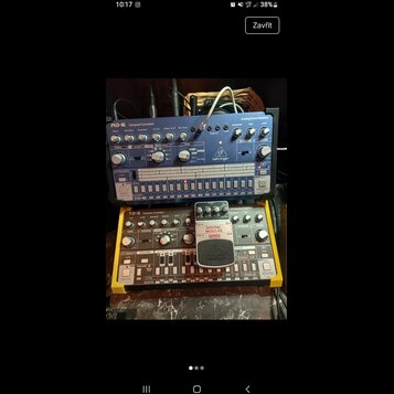 Dvě elektronické hudební zařízení značky behringer. Horní přístroj je modré barvy s nápisy RD-6 Computer Controlled Analog Drum Machine. Dolní přístr…