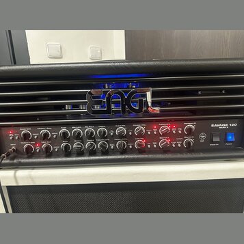 Černý kytarový kombozesilovač s nápisem ENGL na předním mřížkovém panelu a označením SAVAGE 120 MARK II v pravém horním rohu. Přední panel obsahuje ř…