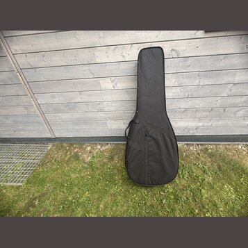 Černý poloměký pouzdro (gig bag) na kytaru. Povrch je z černé textilie s viditelným zipem podél celé délky a menším kapsáři v dolní části. Na pouzdře…