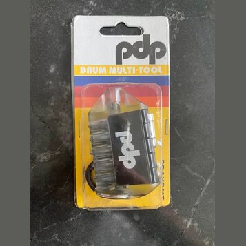 Produkt v originálním plastovém blisteru s nápisem DRUM MULTI-TOOL a logem pdp. Uvnitř se nachází kovový multifunkční nástroj stříbrné barvy s vyrytý…