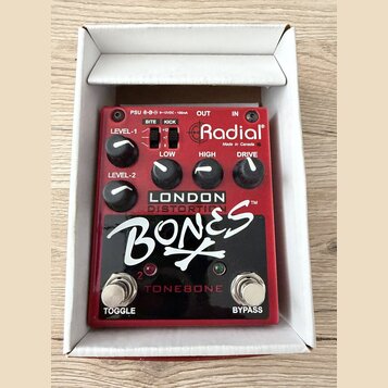 Červený kytarový efekt v bílém kartonovém boxu. Na zařízení jsou nápisy Radial Made in Canada, LONDON DISTORTION™, BONES a TONEBONE. Ovládání tvoří p…
