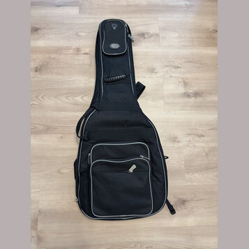 Černý poloměký pouzdro (gig bag) na hudební nástroj s šedým lemováním. V horní části je umístěna kapsa s oválným logem nápisem "Damco". Pouzdro má ně…
