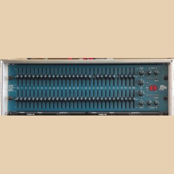 Modrý rackový grafický ekvalizér s velkým množstvím posuvníků. Na levé straně je nápis opal consonant graphic equaliser a vpravo značka BSS s označen…
