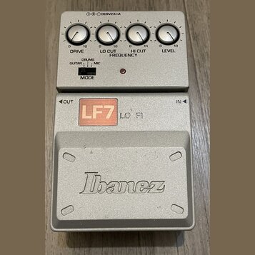 Stříbrný efekt pedál s nápisem Ibanez na spodním krytu a označením LF7 LO FI v horní části. Zařízení má čtyři otočné ovladače s popisky DRIVE, LO CUT…