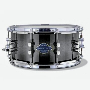 Černý snare drum s chromovaným hardwarem. Na koruse je umístěn oválný štítek s nápisy SONOR a SELECT FORCE. Na horním obruči je vidět text SONOR Powe…