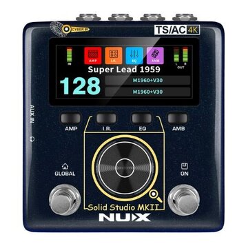 Tmavě modrý kytarový procesor s digitálním displejem a ovládacím knoflíkem. Na zařízení jsou nápisy CYBER IR, TS/AC 4K a Solid Studio MKII NUX. Displ…