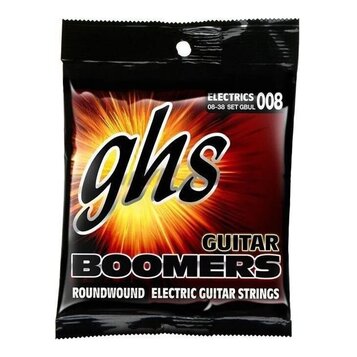 Černý plastový obal sady strun pro elektrickou kytaru. Na obalu je bílý nápis ghs, GUITAR BOOMERS a ROUNDWOUND ELECTRIC GUITAR STRINGS. V pravém horn…