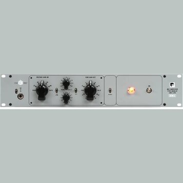 Šedý rackový mikrofonní předzesilovač s nápisem MIC AMPLIFIER TYPE REDD.47 E.M.I LTD a logem EMI. Přední panel obsahuje dva velké černé ovratové knof…