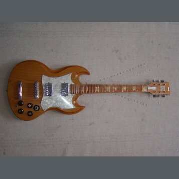 Elektrická kytara s dřevěným korpusem v hnědé barvě a bílým perleťovým pickguardem. Na hlavě nástroje je viditelné logo Epiphone. Kytara má dva humbu…