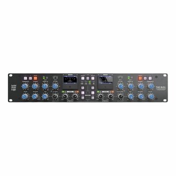Černý rackový procesor s nápisy Solid State Logic vlevo a THE BUS 2-CHANNEL BUS COMPRESSOR & DYNAMIC EQUALISER vpravo. Zařízení obsahuje dvě analogov…