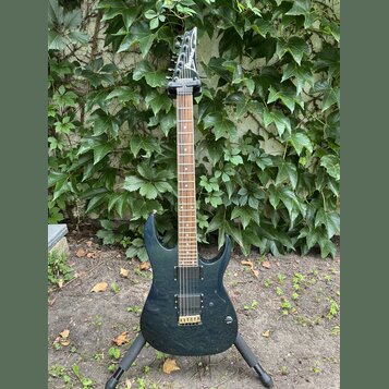Elektrická kytara s tmavě modrým průsvitným lakem a vrstveným dřevem. Na hlavě hmatníku je bílý nápis Ibanez. Nástroj má dva humbuckery, jeden ovláda…