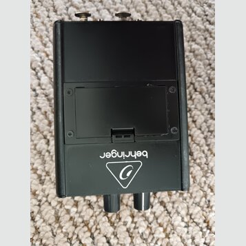 Černý efekt pedál z plastového materiálu. Na spodní části je bílý nápis behringer a pod ním trojúhelníkové logo s písmenem C. Uprostřed je umístěn ví…