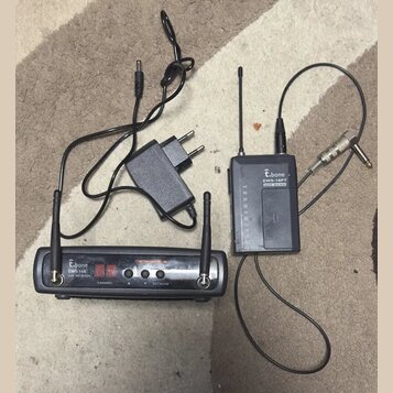 Sada bezdrátového systému značky e.bone v černé barvě. Obsahuje přijímač s nápisem e.bone EWS-16R UHF RECEIVER, vysílač s nápisem e.bone EWS-16PT UHF…