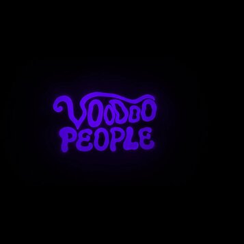 Na černém pozadí je fialový, svítící nápis v stylizovaném, zaobleném písmu. Nápis se skládá ze dvou řádů a zní VOODOO PEOPLE. Horní slovo je doplněno…