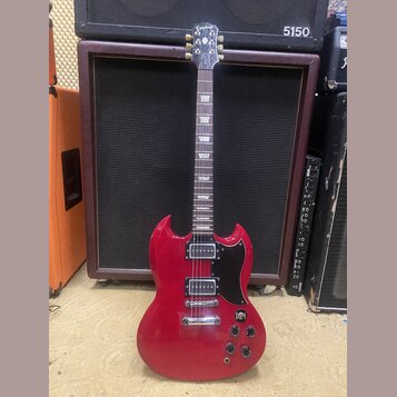 Červená elektrická kytara s černým pickguardem a dvěma humbuckery. Na hlavě hmatníku je nápis Epiphone. Kytara má typický SG tvar těla, čtyři ovládac…