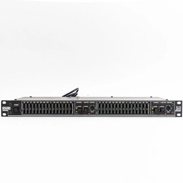 Černý rackový grafický ekvalizér s dvěma kanály. Na levém boku je bílý nápis RANE a vpravo označení ME 150 GRAPHIC EQUALIZER. Zařízení obsahuje dvě s…