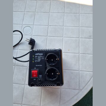 Černý plastový napájecí stabilizátor s dvěma zásuvkami a červeným vypínačem. Na zařízení je bílý nápis energenie a text MODEL: EG-AVR-0501, INPUT: 14…