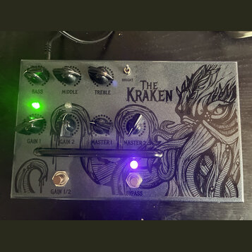 Černý kytarový efekt s nápisem THE KRAKEN a detailní grafikou krakena. Zařízení má osm otočných oválových knoflíků s popisky BASS, MIDDLE, TREBLE, GA…