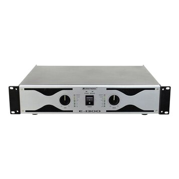 Stříbrný rackový zesilovač značky OMNITRONIC s modelem E-1300. Přední panel obsahuje dva ovratidla pro CH 1 a CH 2, vypínač POWER a dvě sady LED indi…