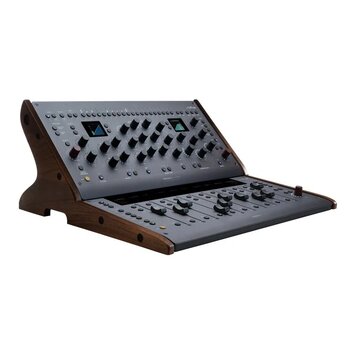 Šedý kontrolér s dřevěným bočním rámem a dvěma malými displeji. Na horním panelu je nápis CONSOLE 1 a v pravém horním rohu logo Softube. Zařízení obs…