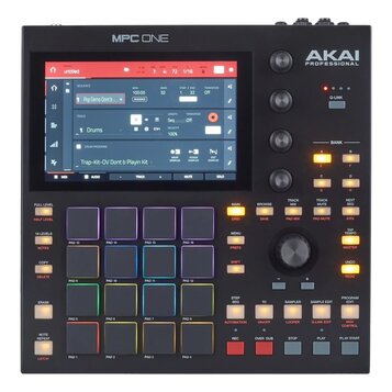 Černý sampler MPC ONE značky AKAI PROFESSIONAL. Zařízení má velký barevný displej s otevřeným projektem „untitled“ a 16 gumových padů s podsvícením.…