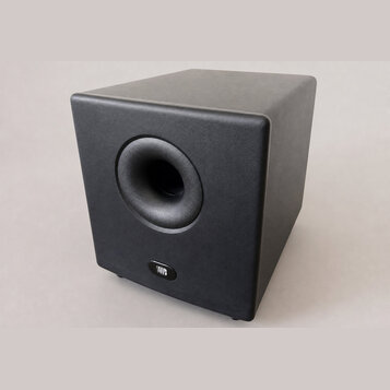 Černý subwoofer s hranatým tvarem a zaoblenými hranami. Uprostřed přední strany je kruhový otvor basreflexu a ve spodní části oválný nápis B&W. Povrc…