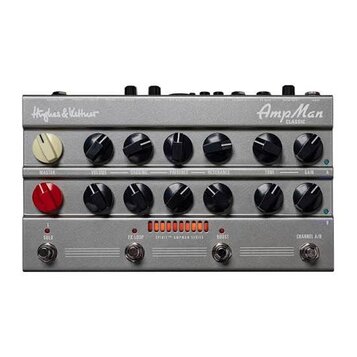 Stříbrný kytarový předzesilovač s nápisy Hughes & Kettner a AmpMan Classic. Zařízení má dvě řady ovladačů s černými a jedním krémovým knoflíkem, červ…