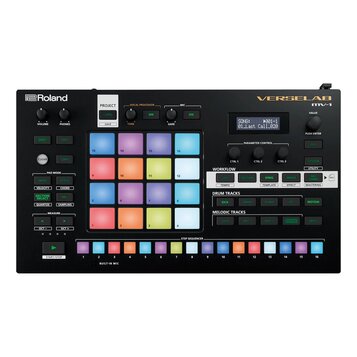 Černý sampler a sekvencer Roland VERSELAB mv-1. Zařízení obsahuje mřížku 16 barevných padů, digitální displej s textem SONG: 01_Last Call_020 a řadu…