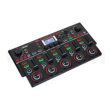 Černá loop station značky BOSS s nápisem RC-505mkII LOOP STATION. Zařízení má pět ovládacích sekcí s posuvníky, tlačítky FX a TRACK a velkými kulatým…