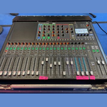 Černý míchací pult s nápisem Soundcraft SI COMPACT. Zařízení obsahuje řadu vertikálních posuvníků a zahlreiche ovládací knoflíky v červené, modré a z…