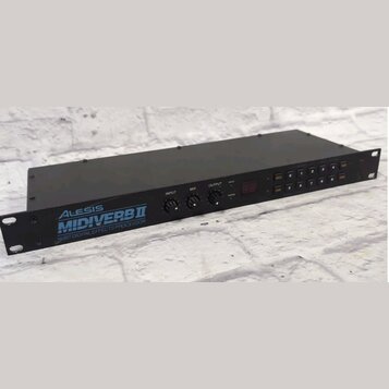 Černý rackový efektový procesor s kovovým šasi. Na předním panelu je nápis ALESIS MIDIVERB II a text 16 BIT DIGITAL EFFECTS PROCESSOR. Zařízení má tř…