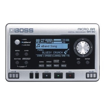 Stříbrný digitální záznamový systém s černým předním panelem. Na horní části je nápis BOSS a vpravo označení MICRO BR DIGITAL RECORDER BR-80. Zařízen…