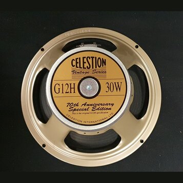 Kruhový reproduktor s kovovým rámem v zlatavé barvě. Uprostřed je štít s nápisy CELESTION, Vintage Series, G12H, 30W a 70th Anniversary Special Editi…