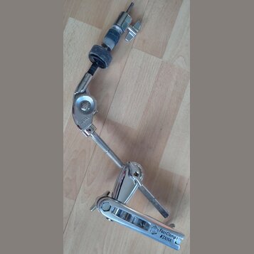 Chromovaný rameníkový držák s úpnutím. Na spodní části je nápis FastClamp a logo TAMA, v horní části ramene je vyryto Z1111. Nástroj vykazuje známky…