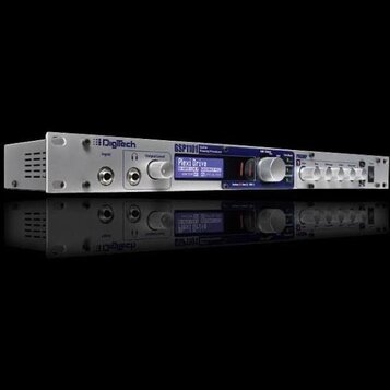Bílé rackové zařízení s nápisem DigiTech GSP1101 Guitar Preamp Processor. Přední panel obsahuje vstupy, ovládací knoflíky a modrý displej s textem Pl…