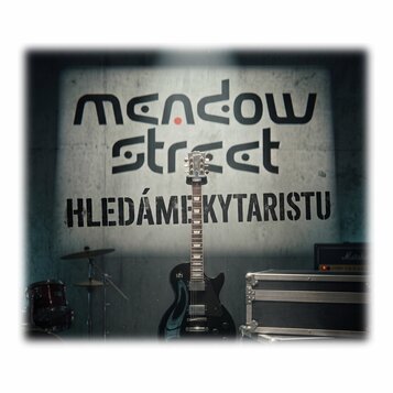 Černá elektrická kytara s tmavým hnedým hmatníkem a bílými značkami poloh. Na hlavě kytary je vidět nápis Epiphone. Kytara stojí před šedou stěnou s…