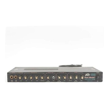 Černý rackový kytarový předzesilovač s nápisem Peavey Rock Master TUBE GUITAR PREAMP a označením MADE IN U.S.A. Přední panel obsahuje dva vstupy (HIG…