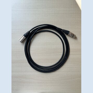 Černý audio kabel s konektory typu XLR na obou koncích. Na plášti kabelu je bílý nápis „cordage L.td. by SOHO-MAB CABLE Germany“. Kabel je svinutý do…